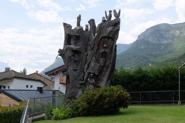 L'albero scolpito con le leggende locali, in frazione Ecrivin